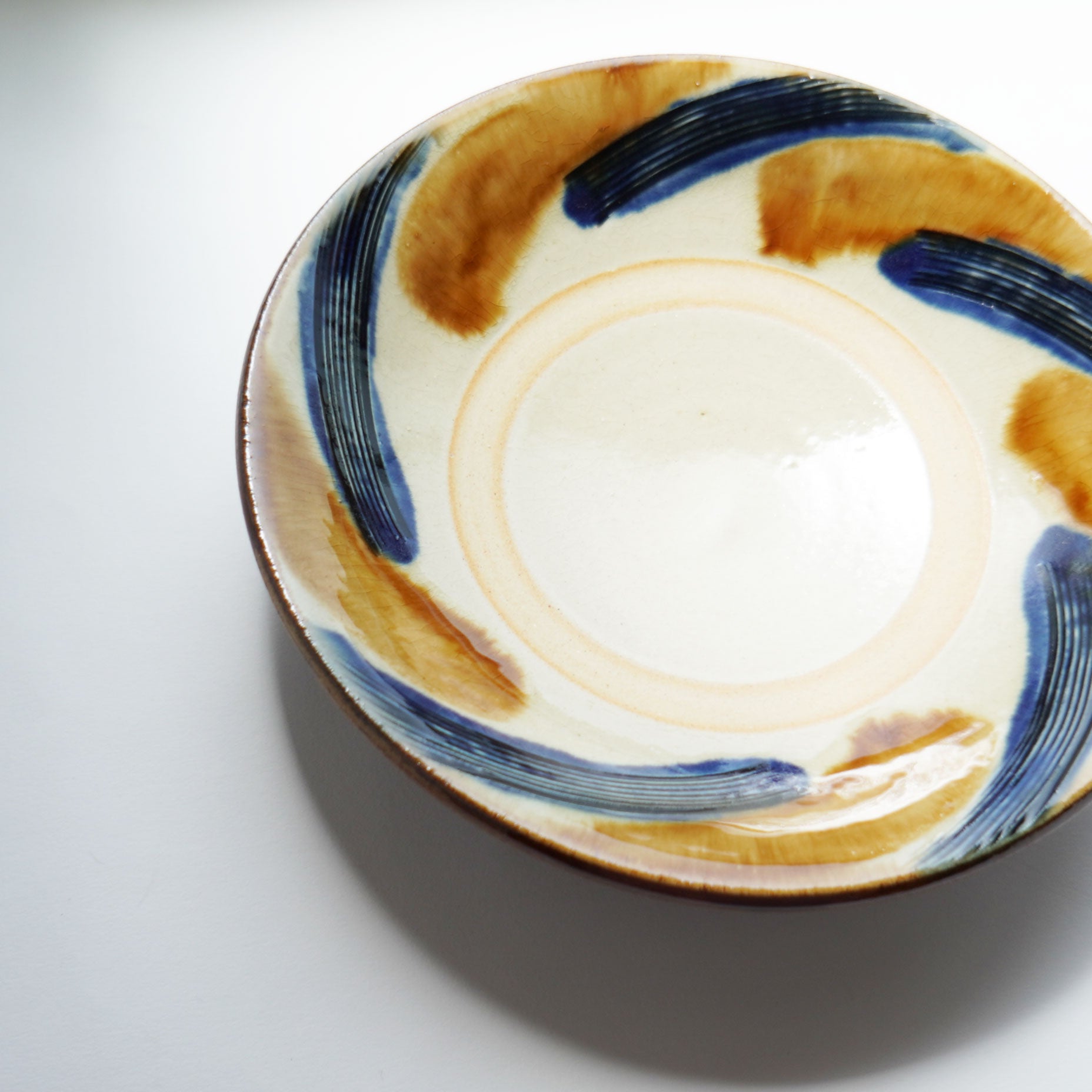 ヒネモスノタリ 7寸皿（櫛描き3彩）やちむん – Rico・リコ出張所