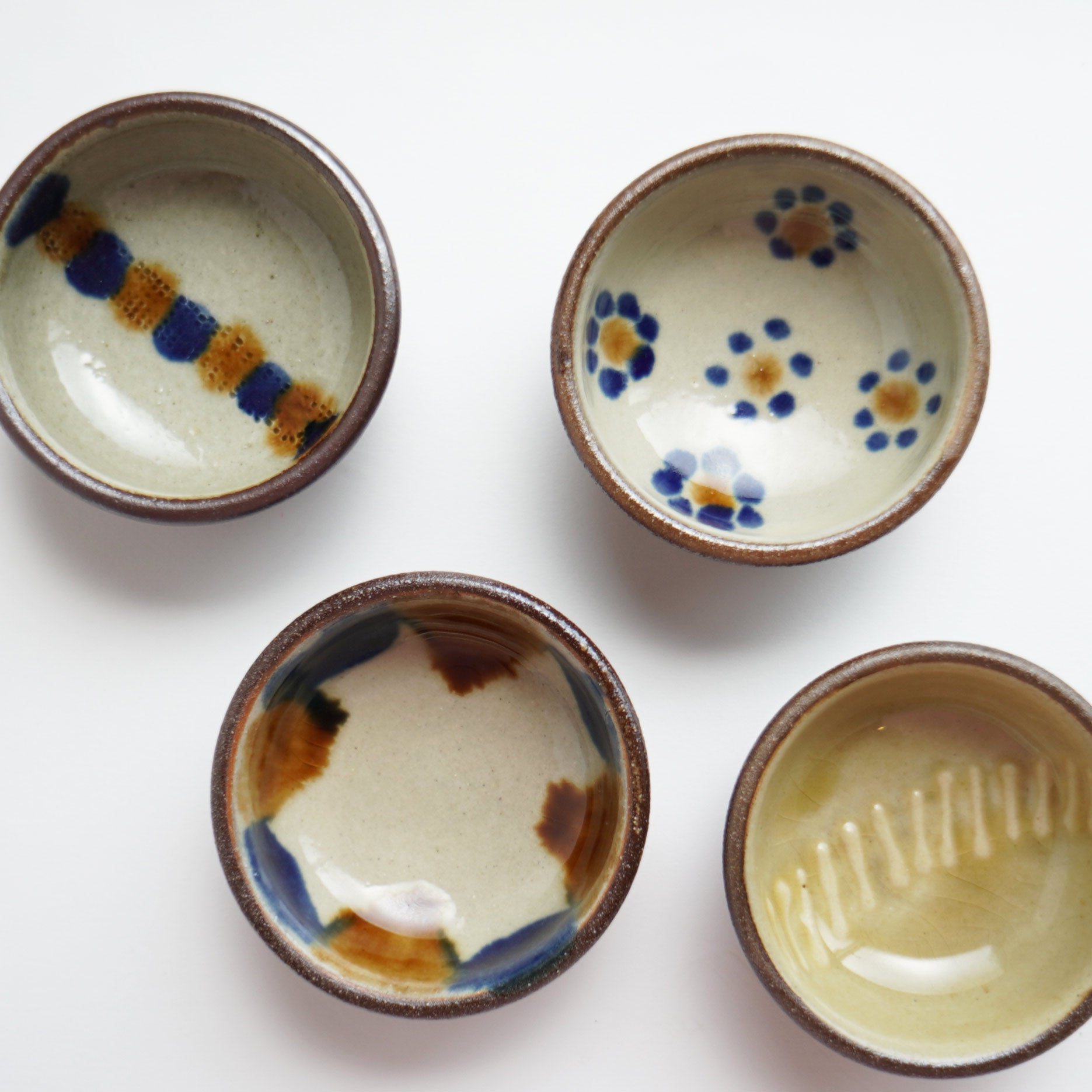 やちむん　ヒネモスノタリ　大皿　ブレーメンの音楽隊　26.5センチ やちむん ヒネモスノタリ 大皿 ブレーメンの音楽隊 26.5センチ